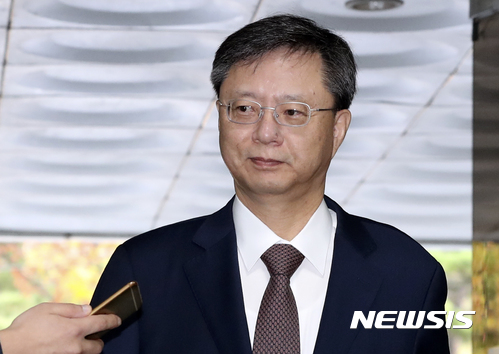 【서울=뉴시스】최진석 기자 = 우병우 전 청와대 민정수석이 23일 오전 서울 서초구 서울중앙지법에서 열린 '국정농단 방조' 관련 15차 공판에 출석하며 미소를 보이고 있다. 2017.10.23. myjs@newsis.com