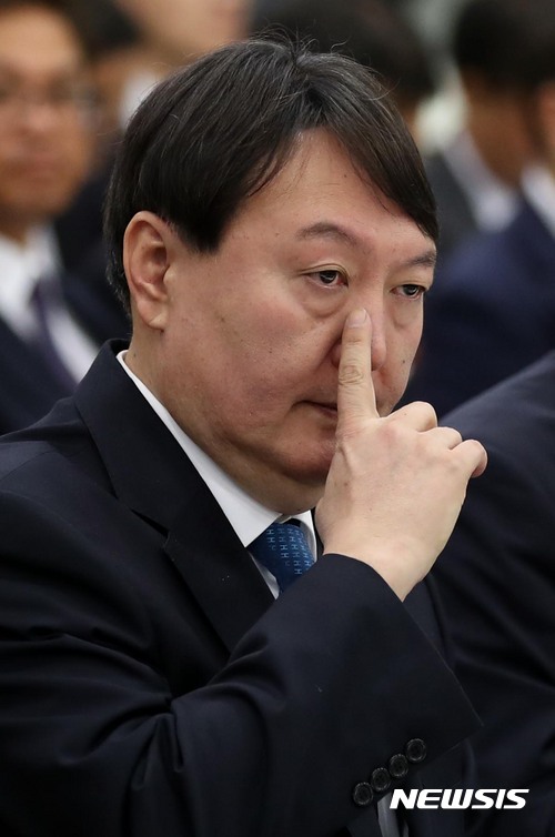 【서울=뉴시스】조성봉 기자 = 윤석열(가운데) 서울중앙지검장이 23일 오전 서울 서초구 서울고등검찰청 대회의실에서 열린 서울고등검찰, 서울중앙지검 등에 대한 국회 법사위원회의 국정감사에서 잠시 생각에 잠겨있다. 왼쪽부터 조은석 서울고검장, 윤 서울중앙지검장, 최종원 서울남부지검장.2017.10.23.suncho21@newsis.com