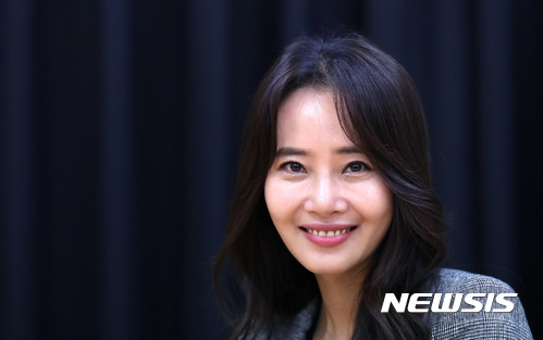 【서울=뉴시스】권현구 기자 = 연극 '리어왕'의 첫째 딸 '거너릴'역에 캐스팅 된 배우 강경헌이 20일 오후 서울 종로구 서울문화재단 대학로 연습실에서 뉴시스와의 인터뷰에 앞서 포즈를 취하고 있다. 2017.10.23. stoweon@newsis.com