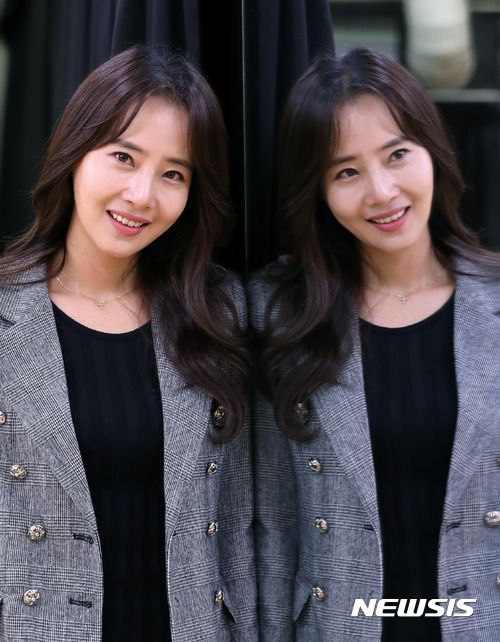 【서울=뉴시스】권현구 기자 = 연극 '리어왕'의 첫째 딸 '거너릴'역에 캐스팅 된 배우 강경헌이 20일 오후 서울 종로구 서울문화재단 대학로 연습실에서 뉴시스와의 인터뷰에 앞서 포즈를 취하고 있다. 2017.10.23. stoweon@newsis.com