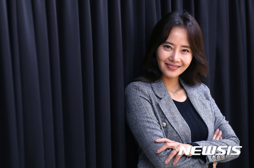 【서울=뉴시스】권현구 기자 = 연극 '리어왕'의 첫째 딸 '거너릴'역에 캐스팅 된 배우 강경헌이 20일 오후 서울 종로구 서울문화재단 대학로 연습실에서 뉴시스와의 인터뷰에 앞서 포즈를 취하고 있다. 2017.10.23. stoweon@newsis.com