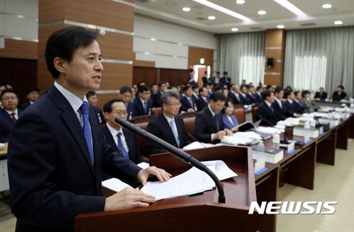 【서울=뉴시스】조성봉 기자 = 조은석 서울고검장이 23일 오전 서울 서초구 서울고등검찰청 대회의실에서 열린 서울고등검찰, 서울중앙지검 등에 대한 국회 법사위원회의 국정감사에서 업무보고를 하고 있다.2017.10.23.suncho21@newsis.com