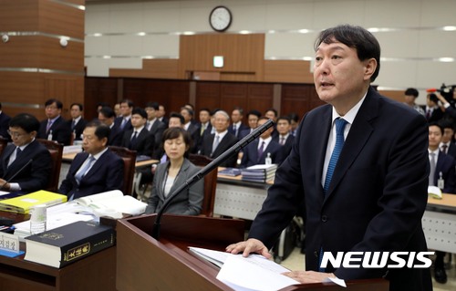 【서울=뉴시스】조성봉 기자 = 윤석열 서울중앙지검장이 23일 오전 서울 서초구 서울고등검찰청 대회의실에서 열린 서울고등검찰, 서울중앙지검 등에 대한 국회 법사위원회의 국정감사에서 업무보고를 하고 있다.2017.10.23. suncho21@newsis.com