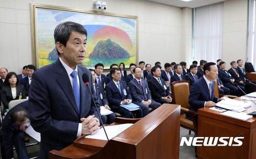 【서울=뉴시스】홍효식 기자 = 이동걸 KDB산업은행 회장이 23일 오전 서울 여의도 국회에서 열린 정무위원회의 한국산업은행·중소기업은행에 대한 국정감사에 출석해 인사말을 하고 있다. 2017.10.23. yesphoto@newsis.com