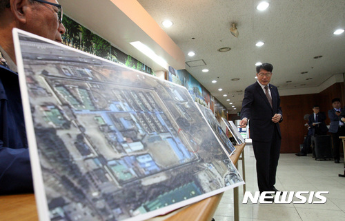 【광주=뉴시스】신대희 기자 = 5·18 기념재단이 광주 서구 치평동 재단 시민사랑방에서 '옛 광주교도소 5·18 암매장 발굴 관련 브리핑'을 열고 있다. 2017.10.23. sdhdream@newsis.com