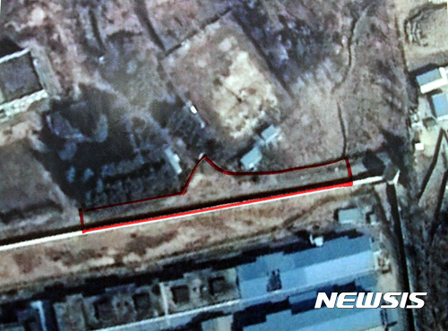 【광주=뉴시스】신대희 기자 = 5·18 기념재단이 23일 오전 광주 서구 치평동 기념재단 시민사랑방에서 '옛 광주교도소 5·18 암매장 발굴 관련 브리핑'을 열었다. 사진은 기념재단이 브리핑에서 공개한 옛 광주교도소 전경(북쪽 중심) 패널. 2017.10.23. sdhdream@newsis.com