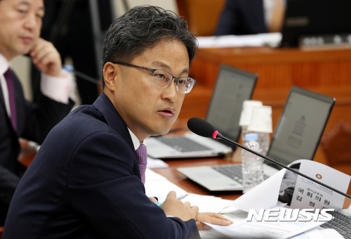 【서울=뉴시스】박영태 기자 = 지난 2017년 10월23일 오전 서울 영등포구 여의도 국회에서 진행된 국회 기획재정위원회의 한국은행 국정감사에서 김정우 의원이 질의하고 있다. 2017.10.23.since1999@newsis.com