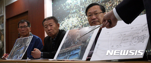 【광주=뉴시스】신대희 기자 = 5·18 기념재단이 23일 오전 광주 서구 치평동 기념재단 시민사랑방에서 '옛 광주교도소 5·18 암매장 발굴 관련 브리핑'을 열었다. 김양래 재단 상임이사가 옛 교도소 전경 패널을 보며 발굴 방법을 설명하고 있다. 2017.10.23. sdhdream@newsis.com
