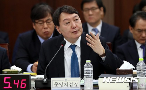 【서울=뉴시스】조성봉 기자 = 윤석열 서울중앙지검장이 23일 오전 서울 서초구 서울고등검찰청 대회의실에서 열린 서울고등검찰, 서울중앙지검 등에 대한 국회 법사위원회의 국정감사에서 의원들의 질의에 답변하고 있다.2017.10.23.suncho21@newsis.com