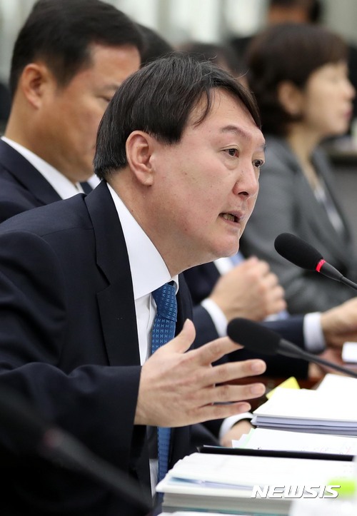 【서울=뉴시스】조성봉 기자 = 윤석열 서울중앙지검장이 23일 오전 서울 서초구 서울고등검찰청 대회의실에서 열린 서울고등검찰, 서울중앙지검 등에 대한 국회 법사위원회의 국정감사에서 의원들의 질의에 답변하고 있다. 2017.10.23.suncho21@newsis.com