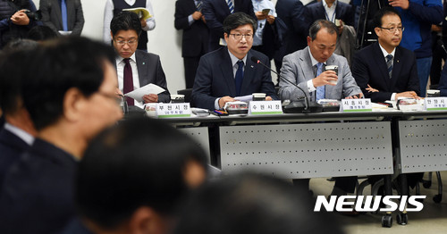 【수원=뉴시스】이정선 기자 = 민선6기 제13차 경기도시장·군수협의회 정기회의가 열린 23일 오전 경기 수원 아이파크시립미술관에서 염태영 수원시장이 인사말을 하고 있다. 2017.10.23.&nbsp; ppljs@newsis.com