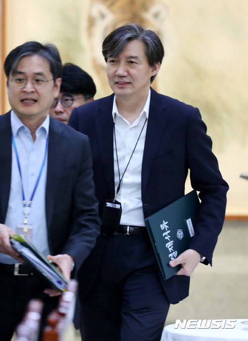 【서울=뉴시스】전신 기자 = 23일 청와대 여민관에서 열린 수석보좌관회의에 조국 민정수석이 참석하고 있다. 2017.10.23. photo1006@newsis.com