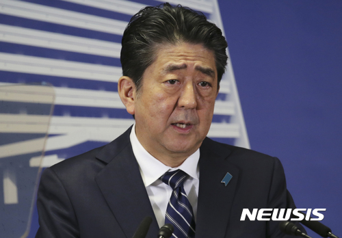 【 도쿄=AP/뉴시스】아베 신조 일본 총리가 23일 도쿄 자민당 당사에서 중의원 선거 압승 결과에 대한 기자회견을 갖고 있다. 2017.10.23