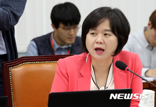 【서울=뉴시스】이영환 기자 = 23일 오후 서울 여의도 국회 환경노동위원회 회의실에서 열린 서울지방고용노동청·중부지방고용노동청·부산지방고용노동청·대구지방고용노동청·광주지방고용노동청·대전지방고용노동청 국정감사에서 정의당 이정미 의원이 의사진행 발언을 하고 있다. 2017.10.23. 20hwan@newsis.com