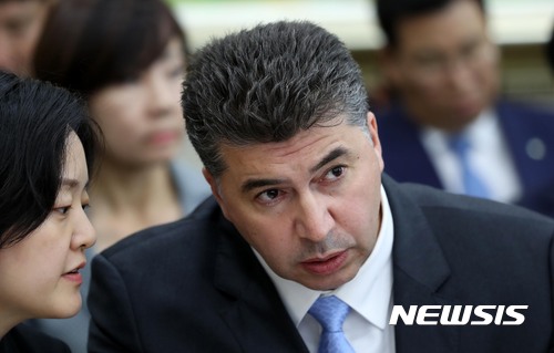 【서울=뉴시스】홍효식 기자 = 카허 카젬(오른쪽) 한국지엠 사장이 23일 오후 서울 여의도 국회에서 열린 정무위원회의 한국산업은행·중소기업은행에 대한 국정감사에 출석해 통역사의 말을 듣고 있다. 2017.10.23. yesphoto@newsis.com