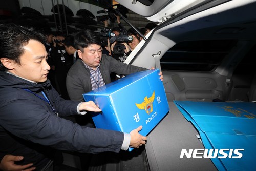 【서울=뉴시스】고승민 기자 = 한신4지구 재건축 사업 수주 과정에서 금품을 제공한 의혹과 관련해 경찰이 롯데건설 주택사업본부를 압수수색한 23일 오후 서울 서초구 롯데건설 주택사업본부로 경찰이 압수물품을 담은 박스를 차량에 싣고 있다.경찰은 압수수색으로 각종 서류와 컴퓨터 하드디스크 등을 확보한 것으로 알려졌다. 롯데건설은 도시 및 주거환경 정비법 위반 혐의를 받고 있다.&nbsp; 2017.10.23. kkssmm99@newsis.com