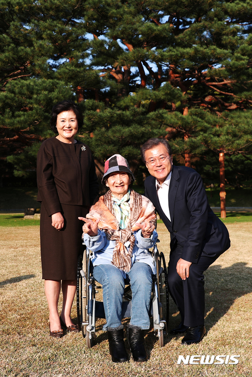 【서울=뉴시스】문재인 대통령이 부인 김정숙 여사와 23일 오후 청와대를 관람중인 이효재 경신사회복지연구소 소장을 만나 녹지원에서 기념촬영을 하고 있다. 2017.10.23. (사진=청와대 제공)&nbsp; photo@newsis.com