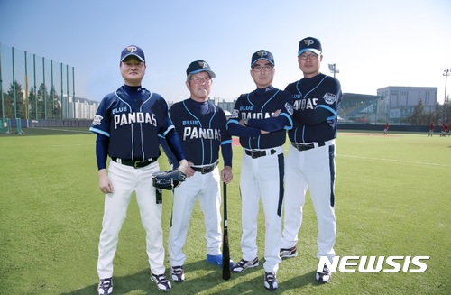 【서울=뉴시스】박명환 코치, 최주현·임호균감독, 마해영 코치(왼쪽부터) 등 야구학교 코치진이 독립야구단이 훈련하게 될 탄천야구장에서 포즈를 취하고 있다.(사진=스포츠투아이 제공) 2017.10.24.