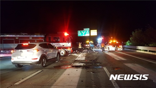 【전주=뉴시스】윤난슬 기자 = 지난 19일 호남고속도로 192.3㎞ 천안방향에서 발생한 2차 사고현장 모습. 이 사건으로 2명이 사망하고 3명의 부상자가 발생했다. 2017.10.27.(사진=한국도로공사 전북본부 제공) photo@newsis.com 