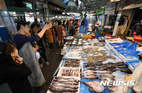 【인천=뉴시스】김진아 기자 = 지난 20일 오후 인천 서구 정서진중앙시장이 장을 보는 시민들로 북적이고 있다. 정서진중앙시장은 전국적으로 열리는 전통시장 가을축제에 맞춰 오는 26일 '한마음축제'를 연다. 2017.10.24. bluesoda@newsis.com
