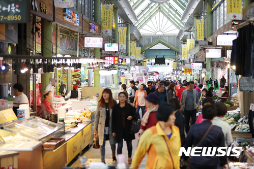 【인천=뉴시스】김진아 기자 = 지난 20일 오후 인천 서구 정서진중앙시장을 찾은 시민들이 장을 보고 있다. 정서진중앙시장은 전국적으로 열리는 전통시장 가을축제에 맞춰 오는 26일 '한마음축제'를 연다. 2017.10.24. bluesoda@newsis.com