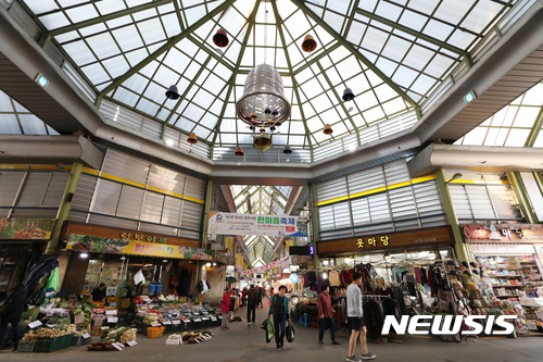 【인천=뉴시스】김진아 기자 = 지난 20일 오후 인천 서구 정서진중앙시장이 시민들로 북적이고 있다. 정서진중앙시장은 전국적으로 열리는 전통시장 가을축제에 맞춰 오는 26일 '한마음축제'를 연다. 2017.10.24. bluesoda@newsis.com