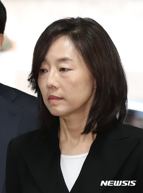 【서울=뉴시스】권현구 기자 = 조윤선 전 문화체육관광부 장관이 24일 오전 서울 서초구 서울고등법원에서 열린 '문화계 블랙리스트' 항소심 2차공판에 출석하고 있다. 2017.10.24. stoweon@newsis.com