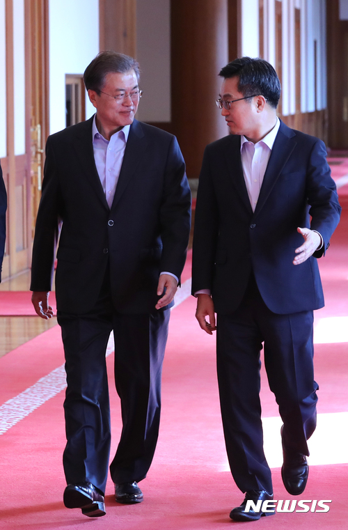 문재인 대통령과 김동연(오른쪽) 부총리 겸 기획재정부 장관. 뉴시스 사진자료