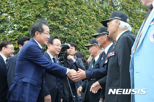 【서울=뉴시스】미국을 방문 중인 자유한국당 홍준표 (왼쪽)대표가 23일 오후(현지 시각) 워싱턴 DC 한국전쟁 참전용사 기념비를 방문해 양국 국기에 대한 경례를 하고 있다.&nbsp; 2017.10.24. (사진= 자유한국당 제공)photo@newsis.com