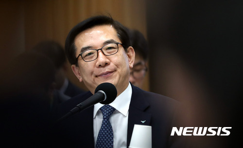 【인천=뉴시스】임태훈 기자 = 인천공항공사 정규직 노조는 12일 성명서를 발표하고 "정규직 전환 방안을 독단으로 추진한 정일영 사장과 임원진들의 사퇴"를 촉구했다.&nbsp;&nbsp; 사진은 지난 10월24일 인천공항공사에서 열린 국회 국토교통위원회의 국정감사에 참석한 정일영 인천국제공항공사 사장. 2017.12.12. taehoonlim@newsis.com 