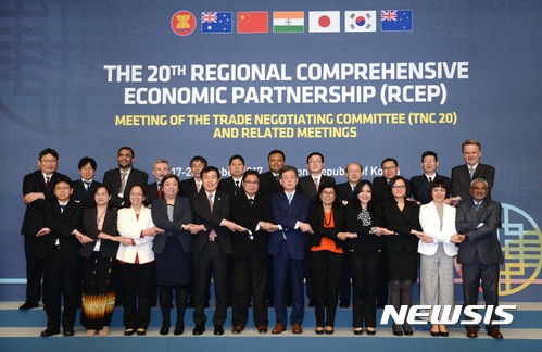 【서울=뉴시스】 김현종 산업통상자원부 통상교섭본부장이 지난해 10월24일 인천 송도컨벤시아 프리미어볼룸에서 열린 역내포괄적경제동반자협정(RCEP) 제20차 공식협상 개막식에 참석해 참석자들과 기념촬영을 하고 있다. 2017.10.24. (사진=산업통상자원부 제공) photo@newsis.com