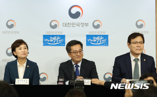 【서울=뉴시스】고승민 기자 = 김동연 경제부총리 겸 기획재정부 장관이 24일 오후 서울 종로구 정부서울청사에서 가계부채 종합대책을 발표하고 있다. 왼쪽부터 김현미 국토교통부 장관, 김동연 부총리, 최종구 금융위원장, 최흥식 금융감독원장. 2017.10.24. kkssmm99@newsis.com