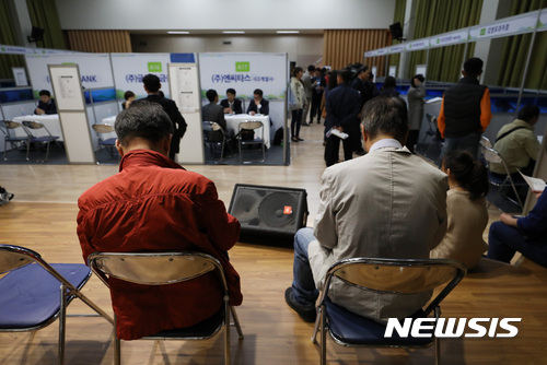 【서울=뉴시스】범부처 인구정책TF(테스크포스)가 현행 65세가 상당수인 노인 복지정책 기준 연령에 대해 정책별로 장기간 방향을 검토, 조정하기로 했다. 사진은 한 일자리 박람회에 참여한 노인 구직자들의 모습. (사진=뉴시스 DB) 