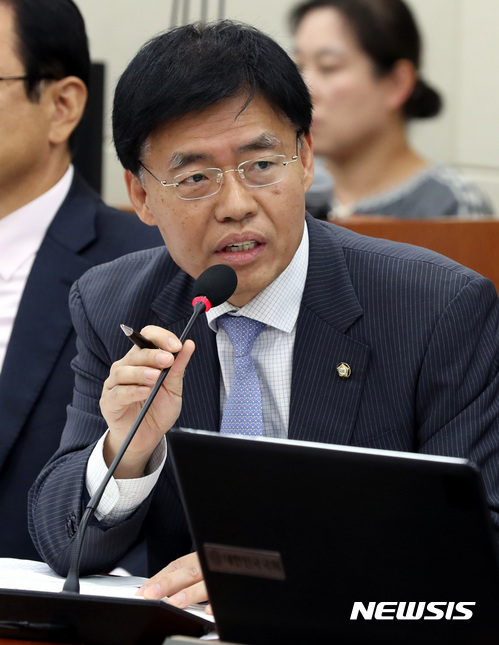 【서울=뉴시스】박영태 기자 = 24일 오후 서울 영등포구 여의도 국회에서 진행된 기획재정위원회의 한국수출입은행·한국조폐공사·한국투자공사·한국재정정보원·국제원산지정보원 국정감사에서 최교일 의원이 질의하고 있다. 2017.10.24. since1999@newsis.com