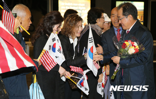 【서울=뉴시스】이영환 기자 = 자유한국당 홍준표 대표가 24일 오전(현지시간) 미국 워싱턴 덜레스국제공항에서 교민들과 인사를 나누고 있다. 2017.10.24. (사진=자유한국당 제공)&nbsp; photo@newsis.com