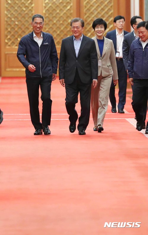 【서울=뉴시스】전신 기자 = 문재인 대통령이 24일 청와대 본관에서 김주영 한국노총 위원장, 김영주 고용노동부 장관과 노동계 초청 만찬장인 충무실로 이동하고 있다. 2017.10.24. photo1006@newsis.com