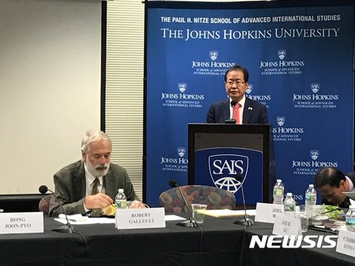 【워싱턴=뉴시스】정윤아 기자 = 방미중인 홍준표 자유한국당 대표는 24일(현지시간) 존스홉킨스대 한미연구소(USKI)에서 '한미동맹의 과거, 현재 미래: 북핵 위기와 미국의 핵우산'을 주제로 오찬간담회를 진행했다. yoona@newsis.com