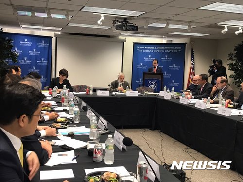 【워싱턴=뉴시스】정윤아 기자 = 방미중인 홍준표 자유한국당 대표는 24일(현지시간) 존스홉킨스대 한미연구소(USKI)에서 '한미동맹의 과거, 현재 미래: 북핵 위기와 미국의 핵우산'을 주제로 오찬간담회를 진행했다. yoona@newsis.com
