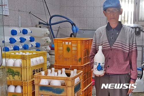 【옥천=뉴시스】이성기 기자 = 지난 24일 오후 충북 옥천군 군북양조장 홍상경 대표가 자신이 생산한 증약막걸리를 들어 보이고 있다.2017.10.25(사진=옥천군 제공) sklee@newsis.com
