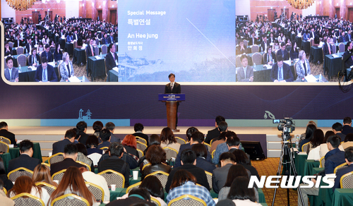 【홍성·예산=뉴시스】유효상 기자 = 안희정 충남지사가 25일 도 주관으로 예산 덕산리솜캐슬에서 열린 ‘2017 탈석탄 친환경 에너지전환 국제 컨퍼런스’에서 특별연설을 하고 있다. 2017.10.25 (사진=충남도 제공) yreporter@newsis.com