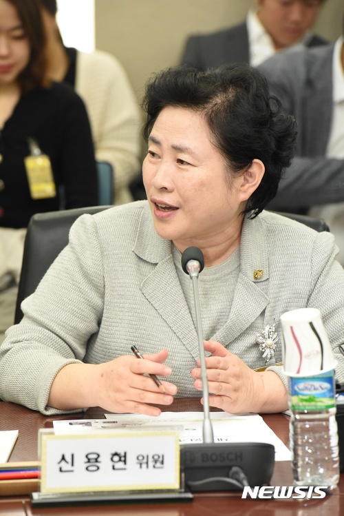 【울산=뉴시스】박일호 기자 = 25일 오후 국회 과학기술정보방송통신위원회가 울산시 울주군 서생면 소재 신고리 5·6호기 건설현장을 방문한 가운데 국민의당 신용현 국회의원이 발언을 하고 있다. 2017.10.25. piho@newsis.com