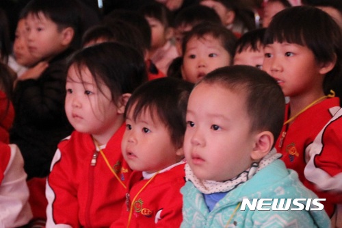 【구미=뉴시스】박홍식 기자 = 구미대학교 유아교육과 가을축제인 '제23회 이쁘동이제'가 25일 교내 긍지관에서 열렸다. 경북 구미·김천지역 유치원, 어린이집 원생들이 공연을 관람하고 있다. 2017.10.25 phs6431@newsis.com