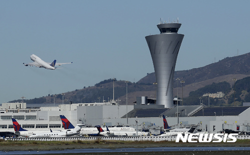 【샌프란시스코= AP/뉴시스】 =&nbsp; 10월 24일 샌프란시스코 국제공항의 관제탑 앞에서 여객기 한대가 이륙해 날아가고 있다.&nbsp; 미 연방항공국(FAA)는 지난 7월 7일에 이어 10월 22일에 다시&nbsp; 관제탑의 착륙금지 명령을 무시하고 활주로에 착륙한 에어 캐나다의 무선고장 사건에 대해 수사를 진행중이라고 밝혔다.&nbsp;&nbsp; 