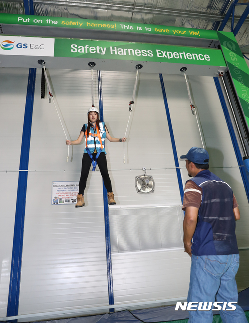【싱가포르=뉴시스】조수정 기자 = GS건설 싱가포르 T301현장사무소에 설립한 안전혁신학교에서 본사 이승주 기자가 높은 공사현장의 사고를 가상해 바디 하네스에 매달렸을 때 안전하게 구조를 기다리는 방법에 대한 교육을 받고 있다.&nbsp; chocrystal@newsis.com