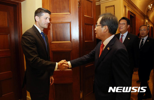 【서울=뉴시스】자유한국당 홍준표 (오른쪽) 대표가 폴 라이언 미 하원의장과 24일(현지시간) 의장실 앞에서 만나 면담에 앞서 악수하고 있다. 2017.10.25. (사진= 자유한국당 제공)photo@newsis.com