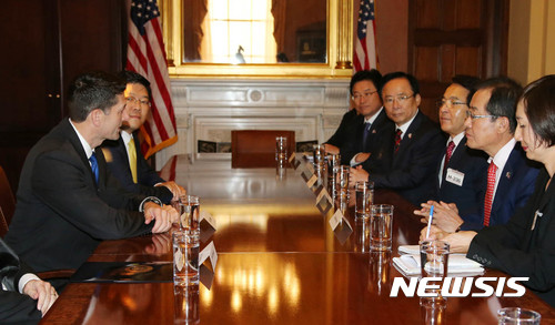 【서울=뉴시스】자유한국당 홍준표 (오른쪽 두번째)대표가 폴 라이언 (왼쪽)미 하원의장과 24일(현지시간) 의장실에서 만나 면담하고 있다. 2017.10.25. (사진= 자유한국당 제공) photo@newsis.com