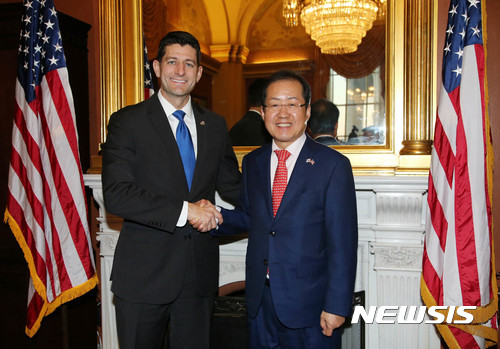 【서울=뉴시스】자유한국당 홍준표 (오른쪽) 대표가 폴 라이언 미 하원의장과 24일(현지시간) 의장실에서 만나 면담에 앞서 악수하고 있다. 2017.10.25. (사진= 자유한국당 제공)photo@newsis.com