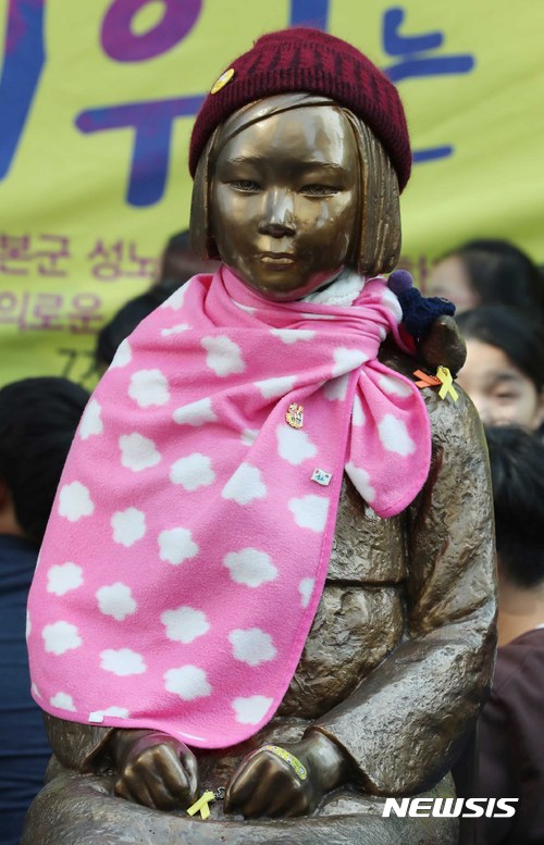 【서울=뉴시스】고승민 기자 = 25일 오후 서울 종로구 옛 주한일본대사관 앞에서 열린 제1306차 일본군 성노예제 문제해결을 위한 정기 수요시위에서 소녀상에 무릎담요가 둘러져 있다. 2017.10.25. kkssmm99@newsis.com