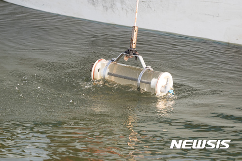 [서울=뉴시스]이영환 기자 = 기후에너지환경부 소속 국립환경과학원은 26일부터 이틀간 제주시 탑동 제주오리엔탈에서 '제21회 수질오염총량관리 학술토론회'를 개최한다고 밝혔다. 사진은 2017년 10월 25일 서울 강서구 안양천 합수부에서 환경운동연합 등 시민사회 단체 관계자들이 한강 수질 및 저질토 현장 조사를 하고 있는 모습. (기사와 직접적 관련이 없습니다) 2017.10.25. photo@newsis.com