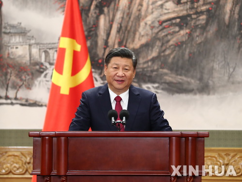 【베이징=신화/뉴시스】 시진핑 중국 국가주석이 25일 베이징 인민대회상에서 19기 중앙위원회 제1차 전체회의(19기 1중전회)에서 상무위원 인선을 마무리한 뒤 내외신 기자회견을 갖고 있다. 2017.10.25 